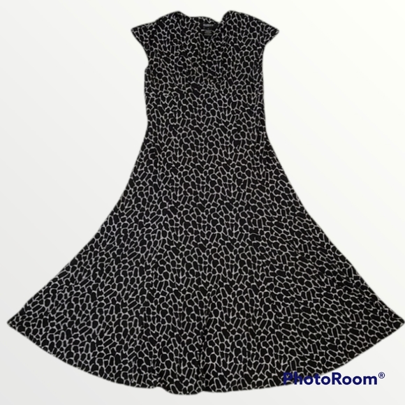 Vintage Black and White V Neck Swing Dress - Picture 1 of 3